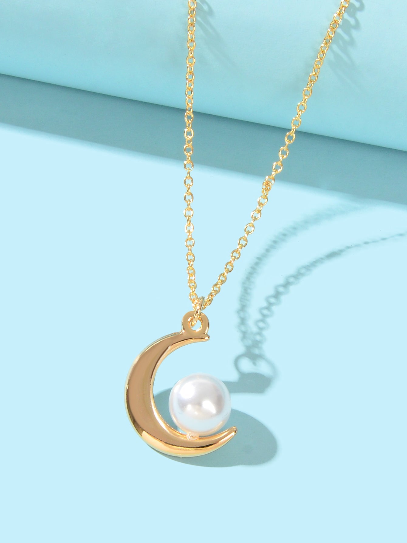 Elegant Imitation Pearl Decor Gold Chain Moon Pendant Necklace Dinner Jewellery